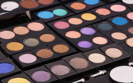 What role does color play in Eyeshadow Box Printing design?