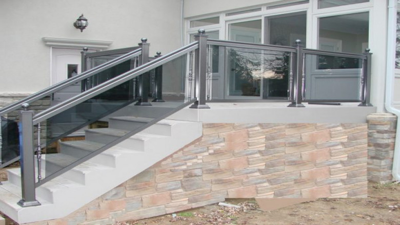 Appeal and Safety with Aluminum Glass Railing