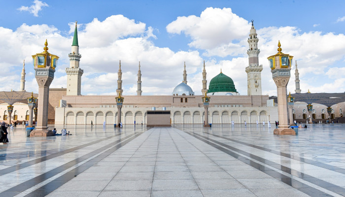 What are the advantages of performing Umrah?
