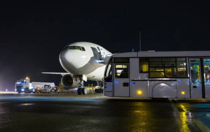How Does On-Time Airport Shuttle Service Affect Corporate Clients?