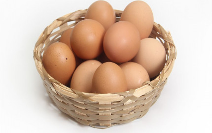 How does the pricing of organic eggs in Dubai compare to conventional eggs, and what factors contribute to this difference?