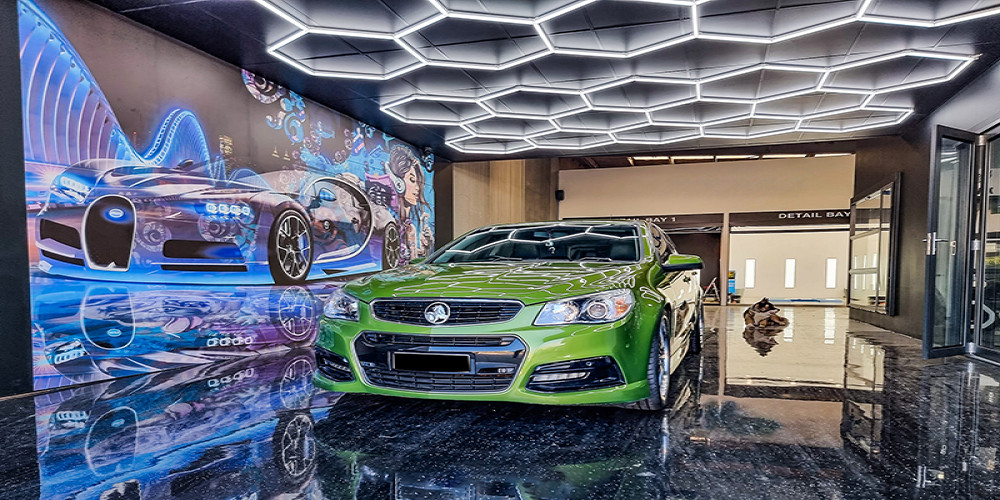 How do customer preferences and expectations influence the choice of lighting in an auto detailing establishment?