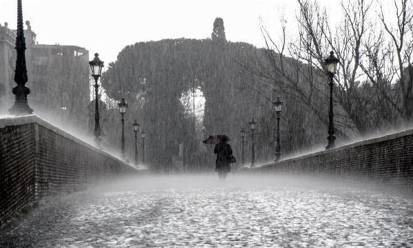 Embracing Co Don Danh Cho Nguyen Si Kha: Rainy Day Memories 2024