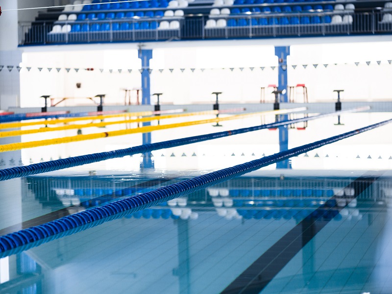 How does the filtration of a swimming pool work?