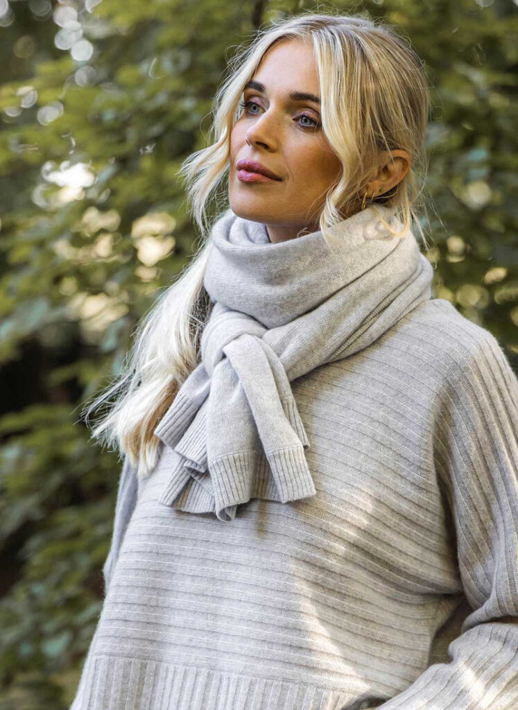 Winter Essential: Cashmere Turtleneck Sweaters to Keep You Warm in Style