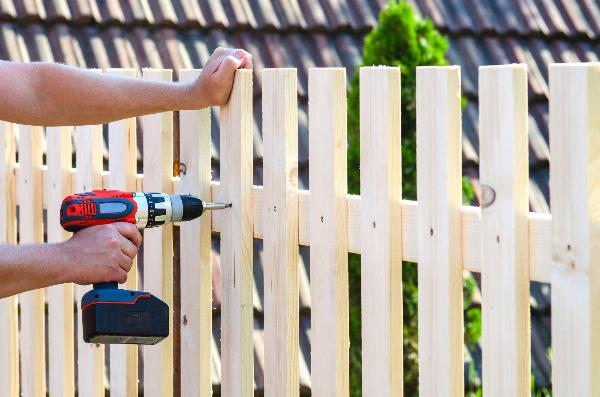 10 Elegant Wrought Iron Fence Ideas From A Fence Contractor For 2024