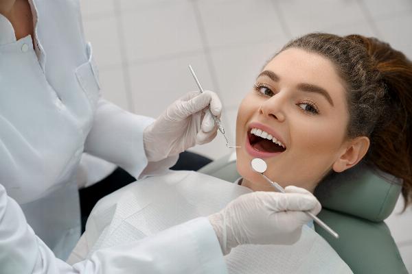 Pros and Cons of Invisalign and Clear Aligners