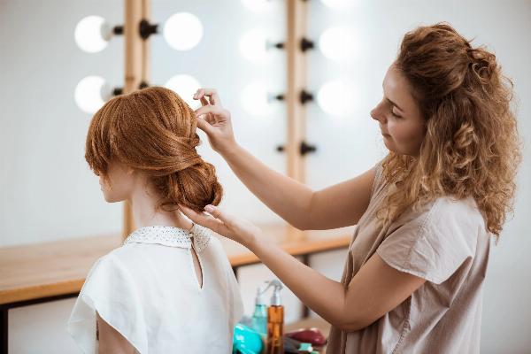 5 Reasons to Try Mobile Hair and Makeup Services in London