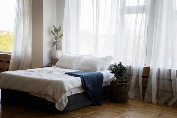 Common mistakes occur when selecting and installing curtains and blinds in the living room