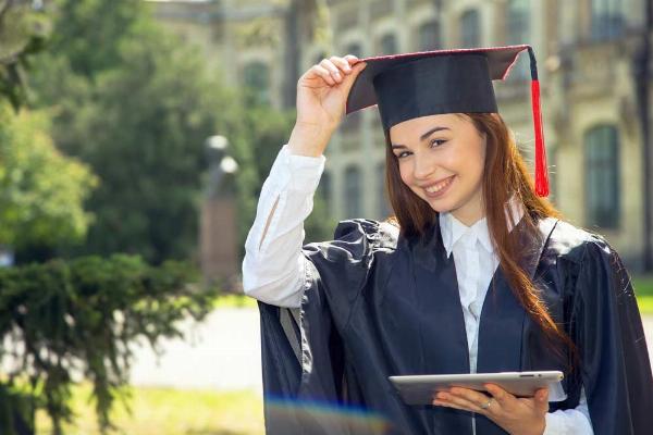 How can college students and graduates find reliable financial advisors?