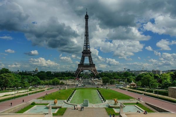 Cafés with the Best Views of the Eiffel Tower: Parisian Delights with a Spectacular Backdrop