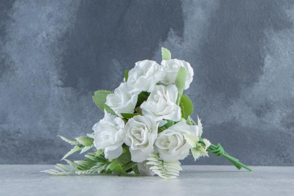 How to Express Condolences with Funeral Flowers?