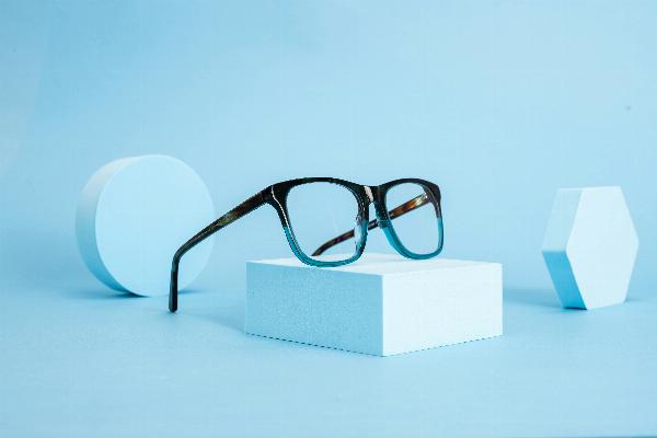 Oliver Peoples Eyewear now available online