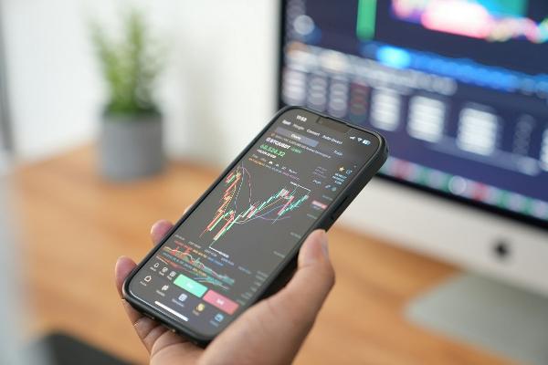 Harnessing the Power of the Finance Phantom in Online Trading