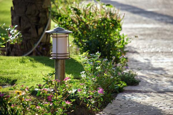 Eight Factors for Selecting High-Quality Solar Lights for Garden