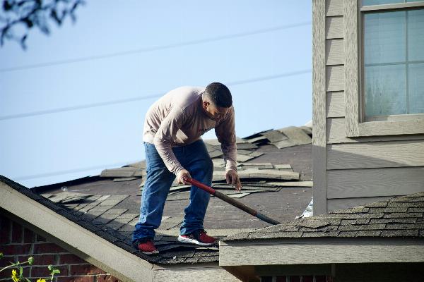 Seasonal Roof Replacement: What Homeowners Need to Know