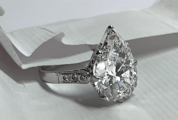 How much does a one carat diamond cost on average?
