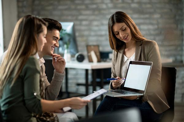 How Can a Financial Advisor Help Your College Journey?