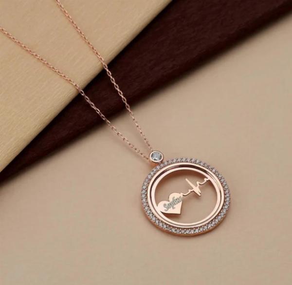 How to Choose the Perfect Multiple Name Necklace for Your Loved Ones