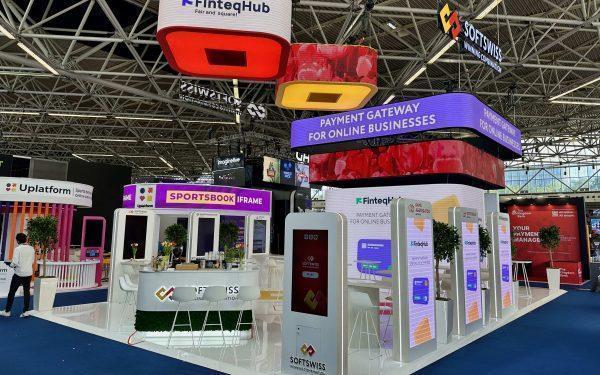 What are the benefits of hiring an exhibition booth builder in Stuttgart?