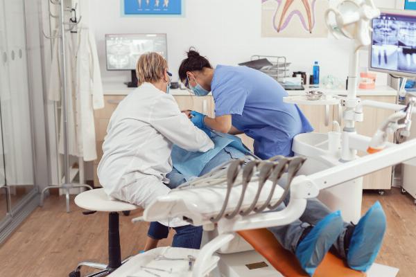 Common Dental Procedures Performed by an Emergency Dentist in Osseo