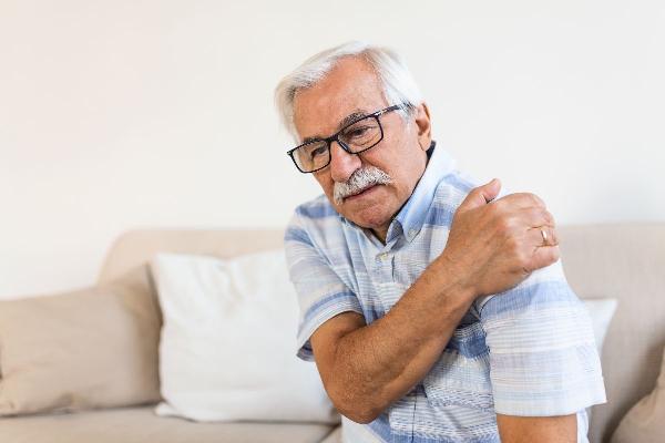 Shoulder Cracking: Causes, Concerns, and Remedies | The Lifesciences Magazine