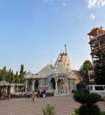 What Facilities Can You Enjoy at Kutchi Bhavan Dharamshala?