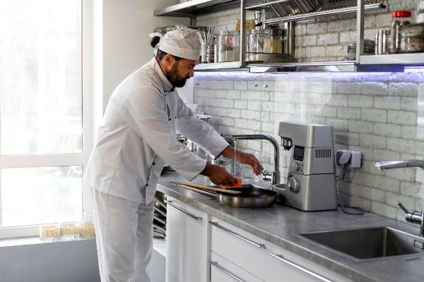 Kitchen Cleaning Services in Qatar: Keeping Your Home Spotless and Hygienic