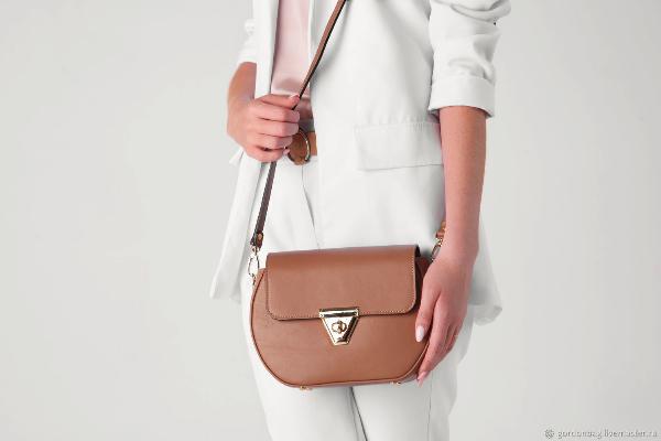 How to Wear a Crossbody Bag with Different Outfits?