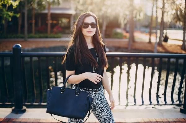 The Tote Bag: A Fashion Icon and Practical Essential