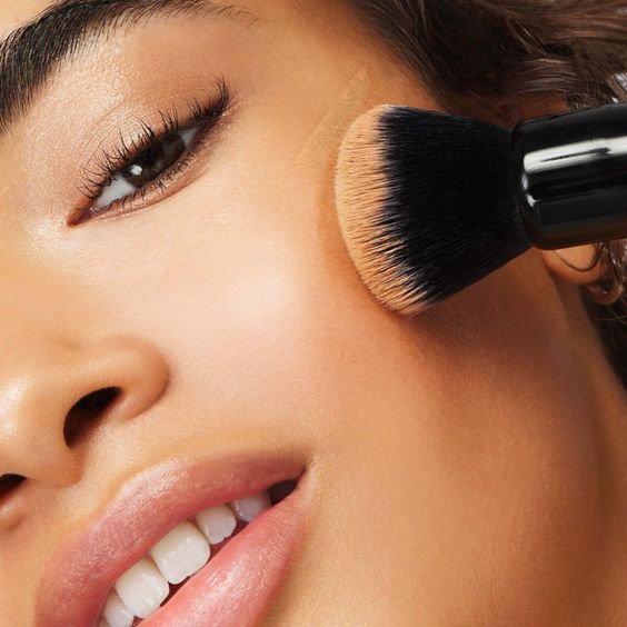 Mastering the Art of Contouring: How to Choose and Use the Perfect Contour Brush with Formless Beauty