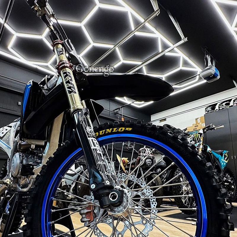 Why Are Specialized Polish Lights Important for Applying Vinyl Wraps in an Auto Repair Shop?