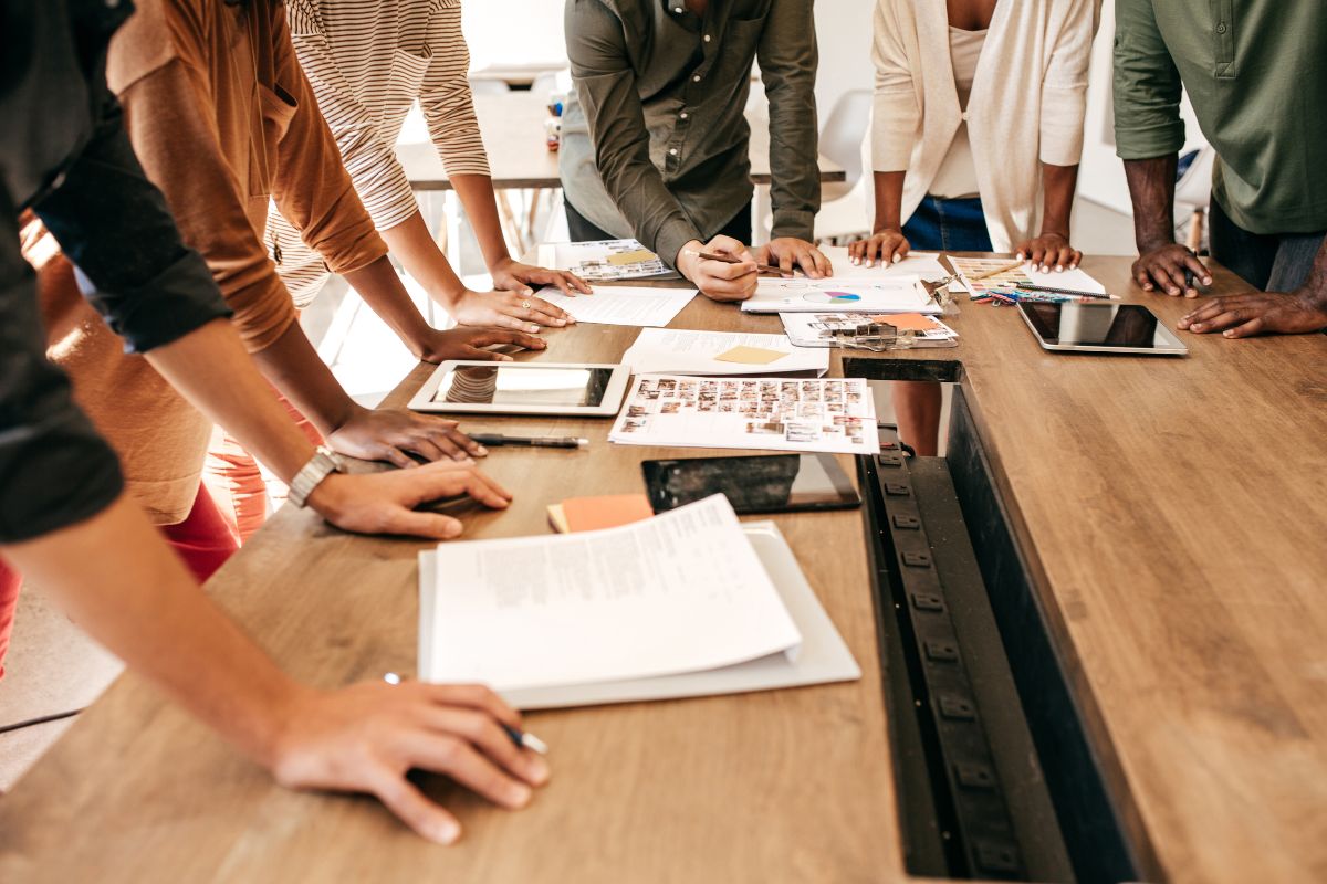 Creating Effective Hybrid Learning Environments: Strategies for Educators