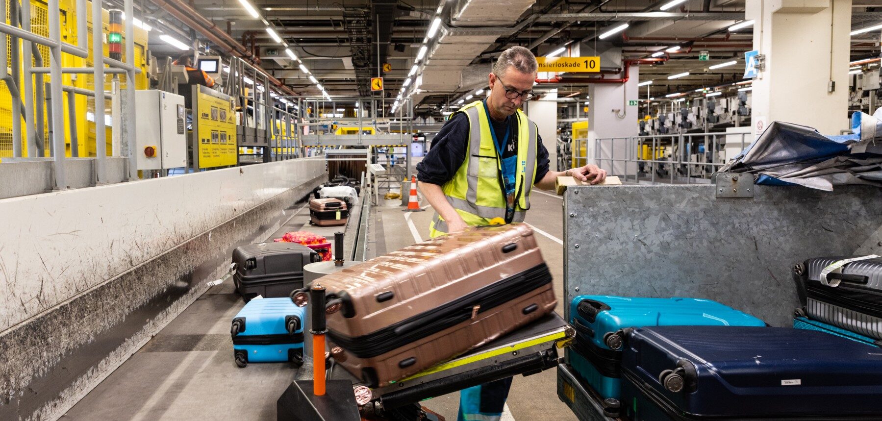 Airport Baggage Handling System Market Trends, Size, Share, Key Players and Forecast 2025-2033