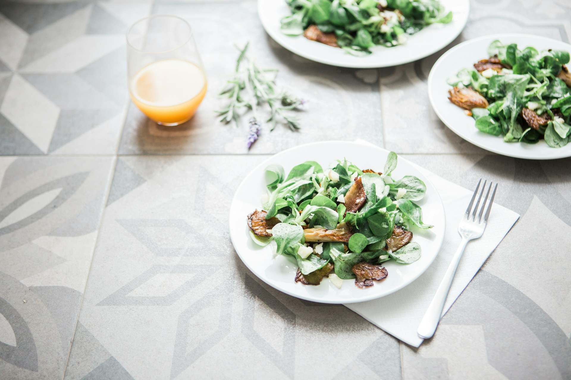 Shop Premium Mirrored Plate Chargers for Sophisticated Gatherings