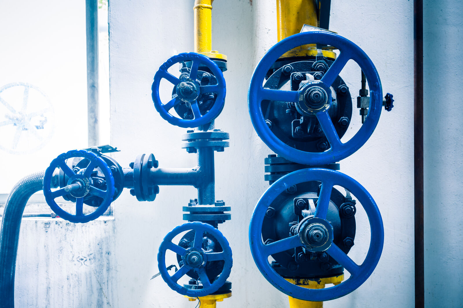 How UAE Valve Suppliers Are Adapting to New Technologies in the Oil & Gas Industry