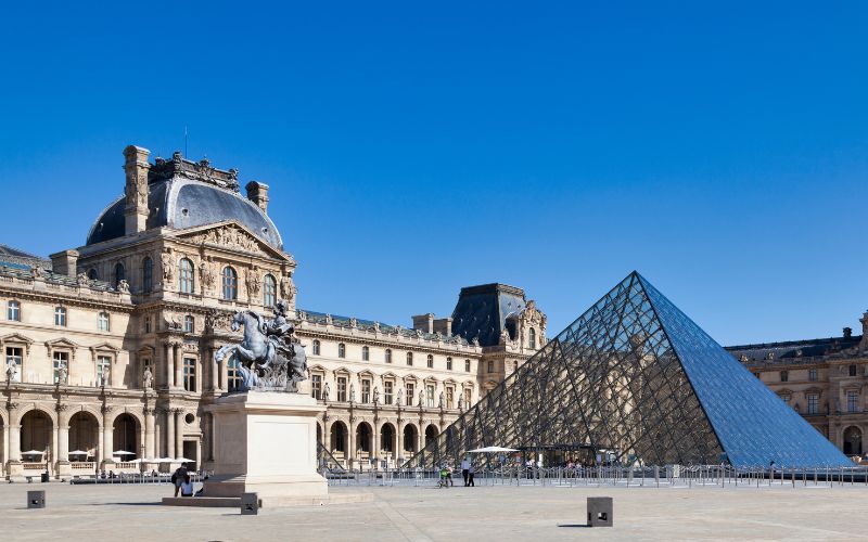10 Must-See Landmarks in Paris for First-Time Visitors