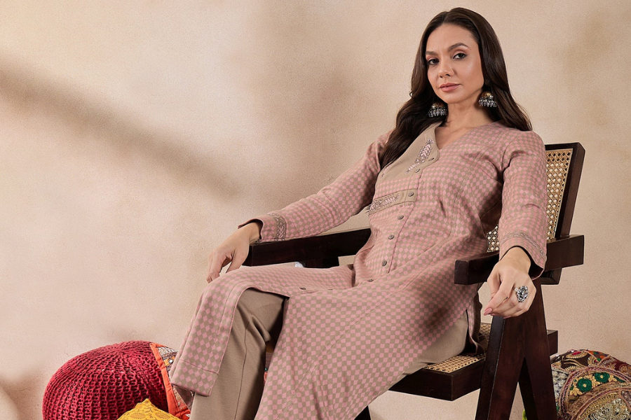Female Winter Clothes: 5 Must-Have Winter Accessories to Complete Your Look