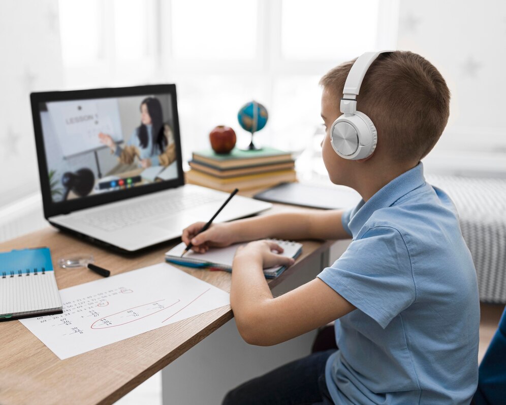 Discover the Benefits of Science Online Classes for Juniors in Dubai
