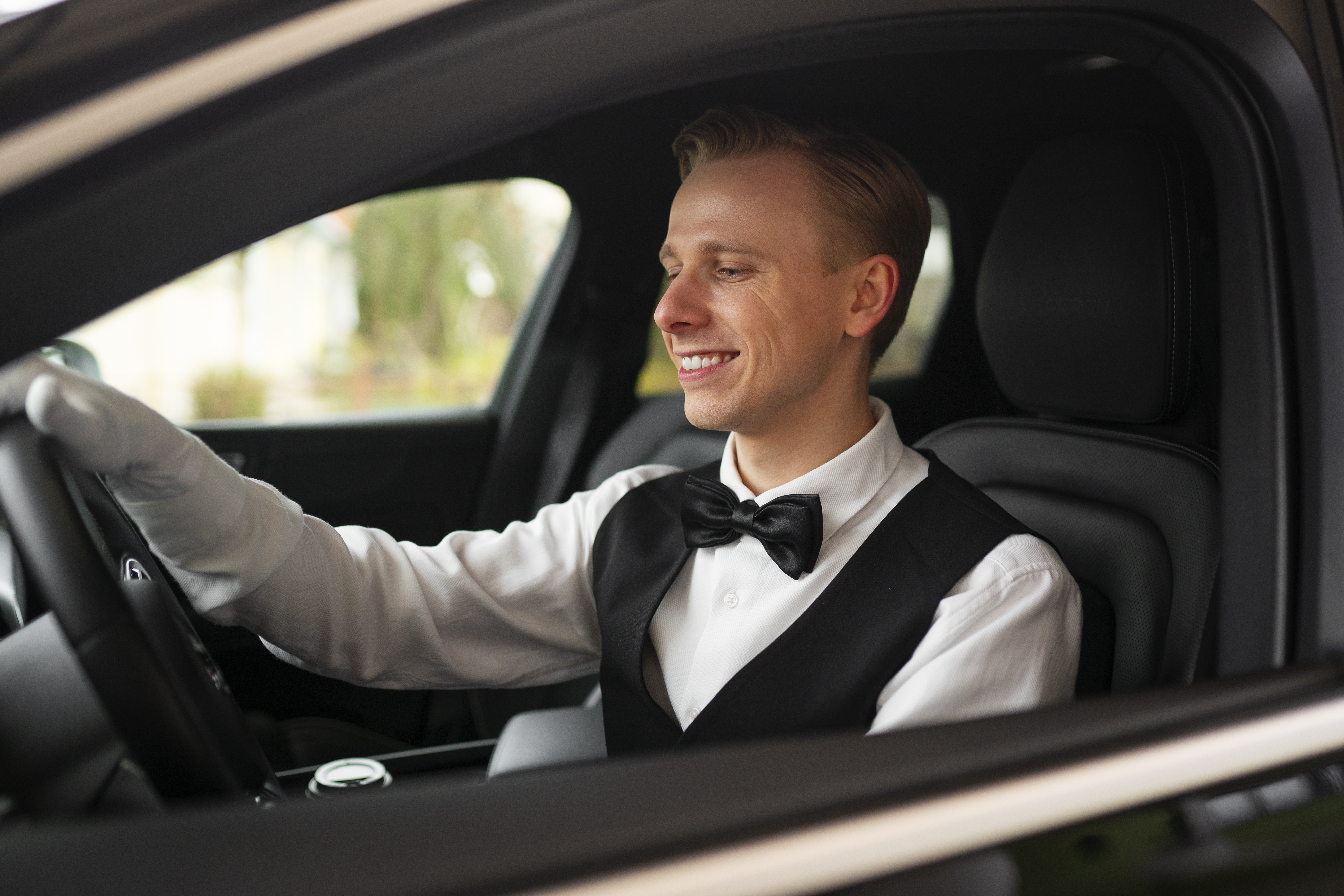 5 Reasons to Hire a Chauffeur Service for Business Travel in Dubai