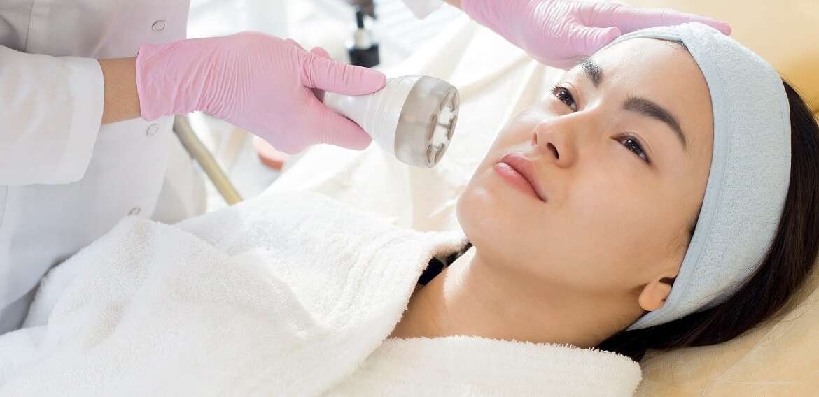Comparing Large Pores Treatment Costs in Dubai: Which Option is Right for You?