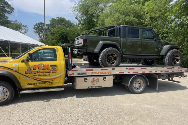 When Your Business Needs a Lift: Medium Duty Towing in Des Moines, Iowa
