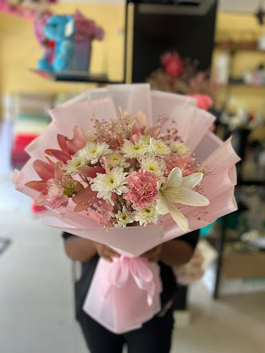 What are some creative ways to use red and white flowers in New Year's arrangements.