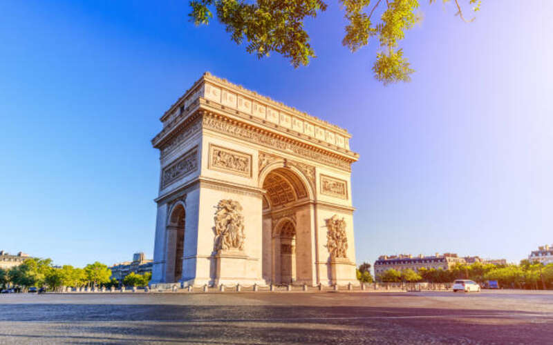 Top 6 Must-See Places to Visit in Paris for First-Timers