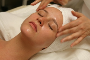 How Deep Cleansing Facials Revive Tired Skin