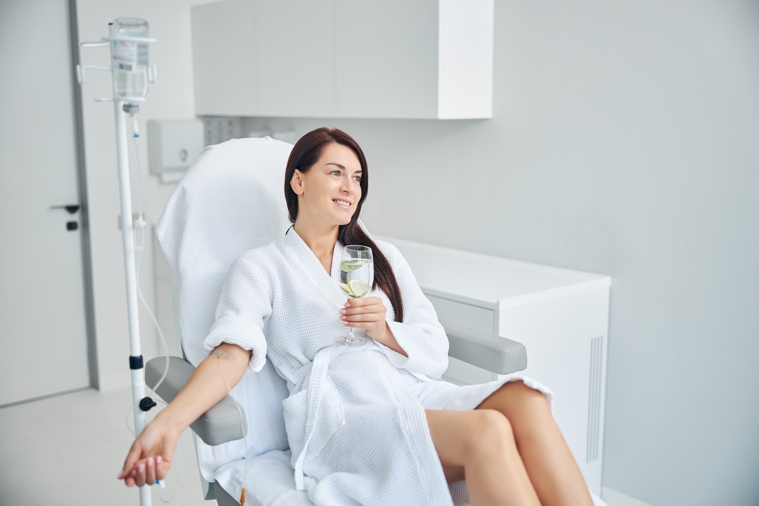 What are the benefits of receiving IV drip therapy at home in Dubai?