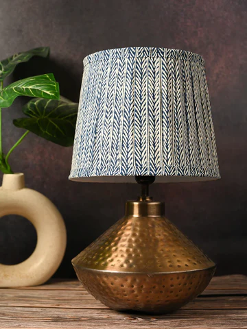 Artistic Wall Clocks and Small Table Lamps: Improved Your Home Décor
