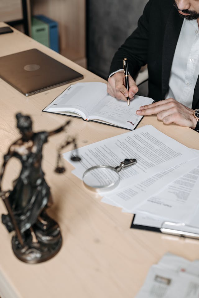 What services do corporate lawyers in Dubai provide?
