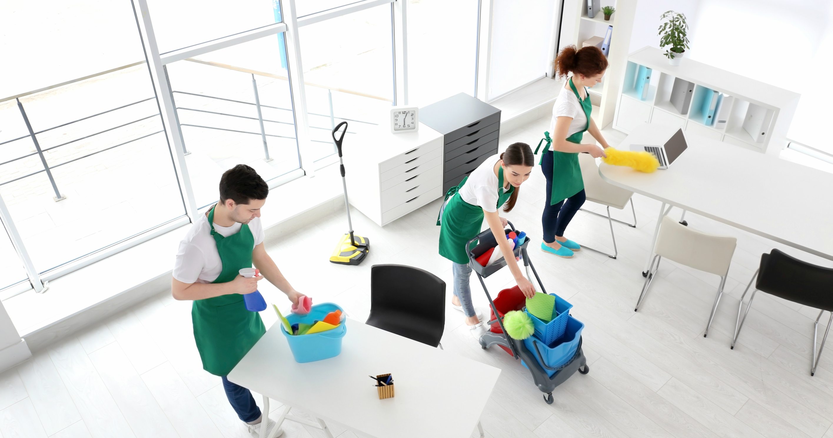 How to Clean Premises with Employees Present: Office Cleaning Services