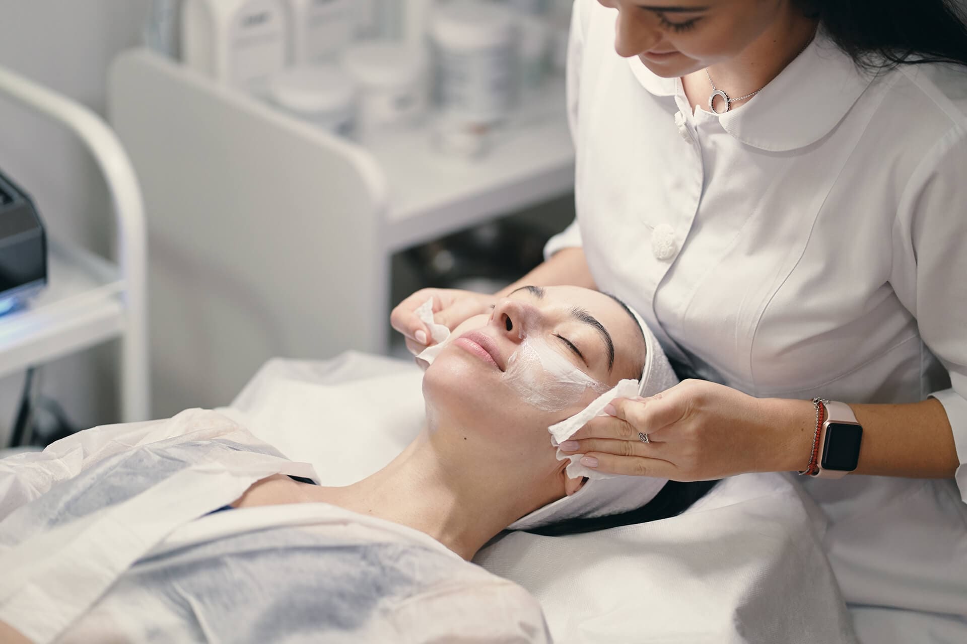 How to Choose the Right Aesthetician for Your Skin Goals?